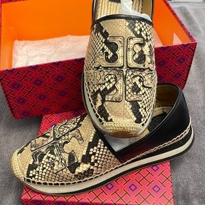 Tory Burch daisy logo skip on trainer stamped leather trainer